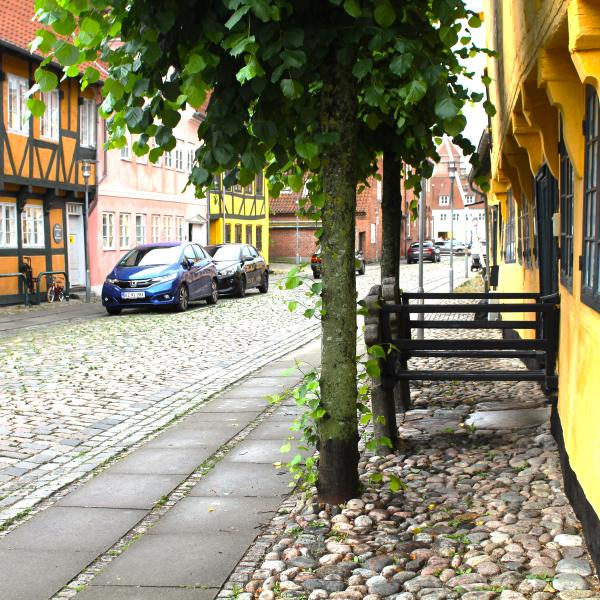 Kirkestræde gult hus brosten og gamle huse