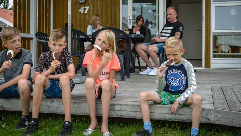Skærbæk Feriecentret - børn med is