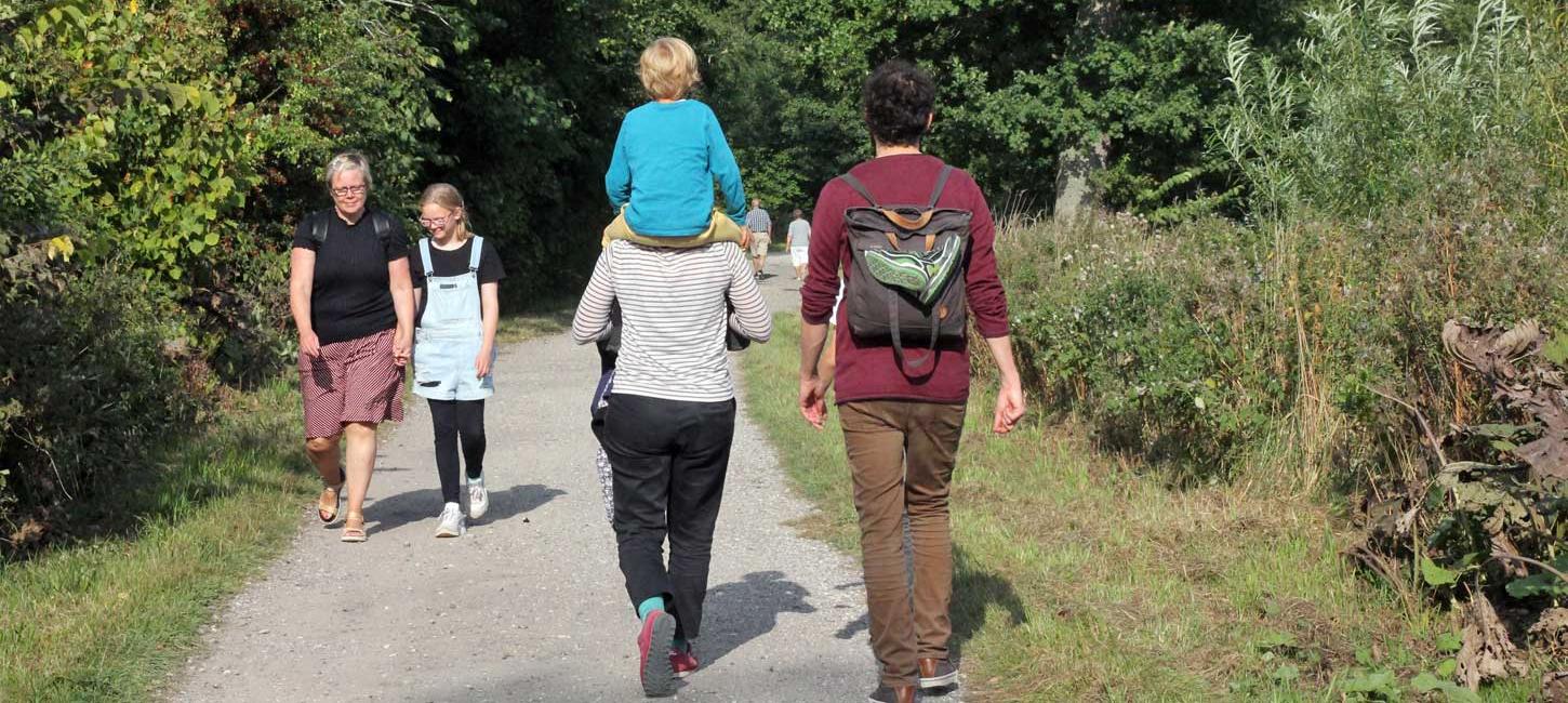 Familie på vandretur på Køge Ås
