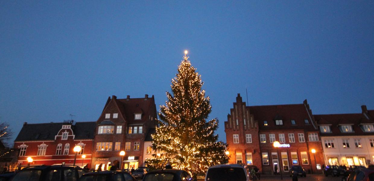 Juletræet pynter på Køge Torv