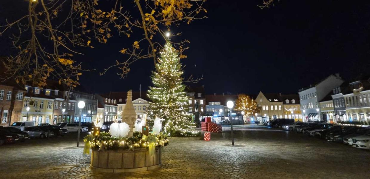 Køge Torv med pyntet juletræ