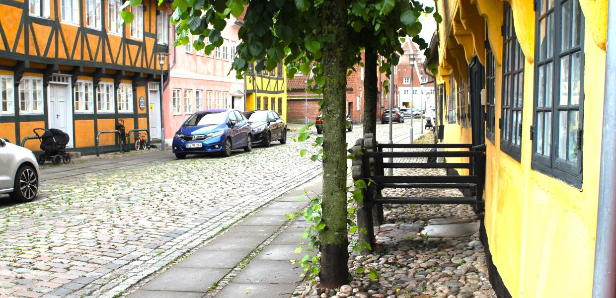 Kirkestræde gult hus brosten og gamle huse