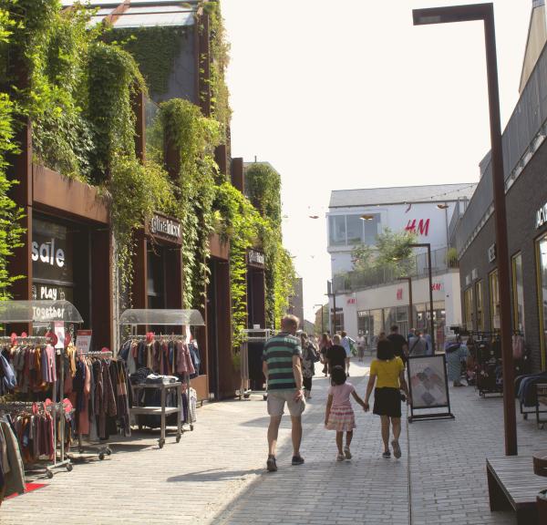 familie på shopping strædet sommer