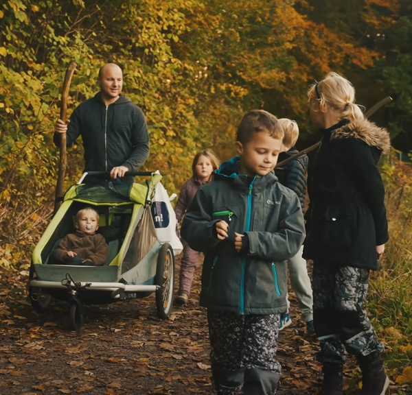 Familie på tur i skoven