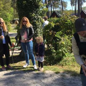 Familie spille minigolf på Køge & Vallø Camping